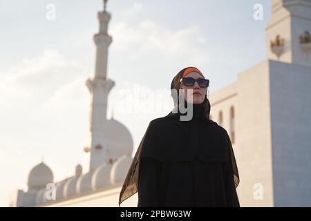 Une femme européenne visite un pays arabe dans des vêtements nationaux. Banque D'Images