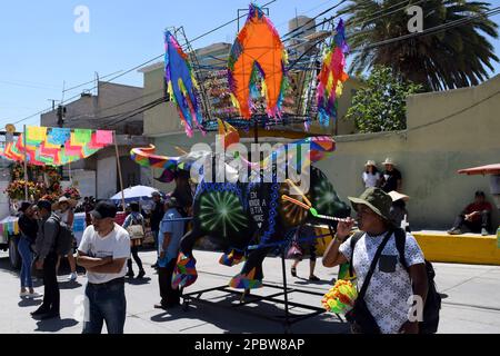 Non exclusif: 08 mars 2023, Tultepec, Mexique: Des personnes assistent à l'exposition monumentale de figures de carton dans le cadre de la Foire internationale des feux d'artifice Banque D'Images