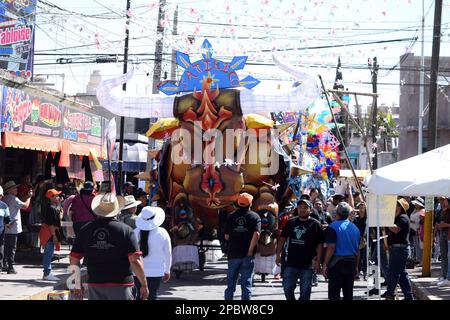 Non exclusif: 08 mars 2023, Tultepec, Mexique: Des personnes assistent à l'exposition monumentale de figures de carton dans le cadre de la Foire internationale des feux d'artifice Banque D'Images