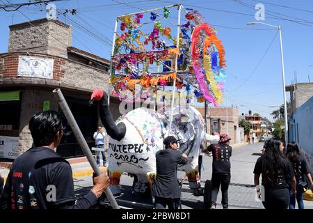 Non exclusif: 08 mars 2023, Tultepec, Mexique: Des personnes assistent à l'exposition monumentale de figures de carton dans le cadre de la Foire internationale des feux d'artifice Banque D'Images