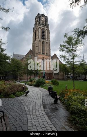 Entrée à la Grote de Sint-Laurenskerk vue depuis les jardins Banque D'Images