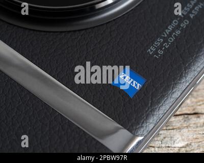 Galati, Roumanie - 10 mars 2023: Récemment lancé vivo X90 Pro smartphone avec triple 1 pouces cameraa sur le dos avec laser focus. Vivo sur le Banque D'Images