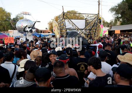 Non exclusif: 08 mars 2023, Tultepec, Mexique: Des personnes assistent à l'exposition monumentale de figures de carton dans le cadre de la Foire internationale des feux d'artifice Banque D'Images
