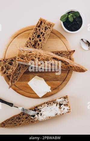 baguette française au beurre et à la confiture Banque D'Images