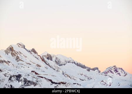 Sommets enneigés au coucher du soleil dans les Pyrénées Banque D'Images