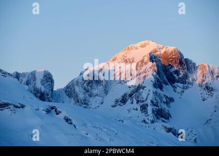 Sommets enneigés au coucher du soleil dans les Pyrénées Banque D'Images