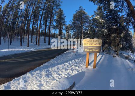 Enseigne de route d'utilisation de la journée de Tpouce Butte en hiver Banque D'Images