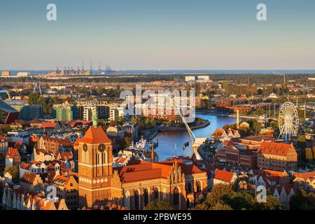 Ville de Gdansk en Pologne, paysage urbain avec église de Saint Jean au coucher du soleil. Banque D'Images