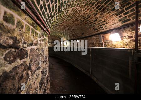 Le tunnel reliant la prison à la cour de l'autre côté de la rue. Excursion en prison sur Crumlin Road, Belfast, Irlande du Nord. Banque D'Images