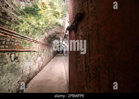 Le tunnel reliant la prison à la cour de l'autre côté de la rue. Excursion en prison sur Crumlin Road, Belfast, Irlande du Nord. Banque D'Images