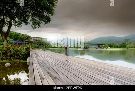 Pont en bois au lac dans un hôtel durable près de la montagne. Hôtel de luxe dans la forêt. Hôtel de luxe vert dans la vallée. Retraite nature. Lac Banque D'Images