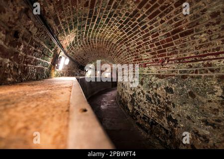 Le tunnel reliant la prison à la cour de l'autre côté de la rue. Excursion en prison sur Crumlin Road, Belfast, Irlande du Nord. Banque D'Images