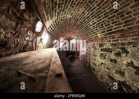 Le tunnel reliant la prison à la cour de l'autre côté de la rue. Excursion en prison sur Crumlin Road, Belfast, Irlande du Nord. Banque D'Images