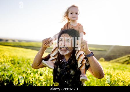 Deux ans sur les épaules d'Uncle dans Flower Field à San Diego Banque D'Images