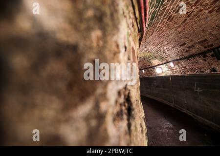 Le tunnel reliant la prison à la cour de l'autre côté de la rue. Excursion en prison sur Crumlin Road, Belfast, Irlande du Nord. Banque D'Images