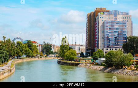 Vienne, Autriche - 28 août 2022: Le canal du Danube à Vienne, Autriche, frontière entre le quartier de Leopoldstadt sur la gauche, mettant en évidence le Prater Ferr Banque D'Images