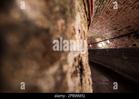 Le tunnel reliant la prison à la cour de l'autre côté de la rue. Excursion en prison sur Crumlin Road, Belfast, Irlande du Nord. Banque D'Images