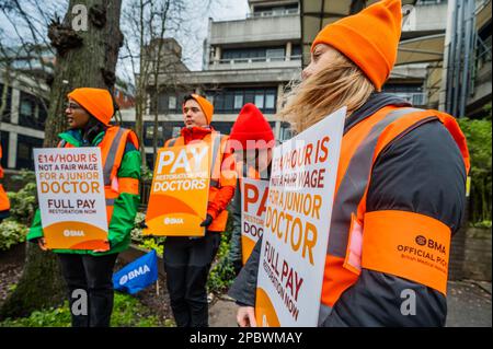 Londres, Royaume-Uni. 13th mars 2023. La ligne de piquetage à l'Hôpital Royal Free de Hampstead - les médecins juniors (tous les médecins en dessous du niveau de Consultant) commencent une grève de trois jours sur les salaires et les conditions de travail. Crédit : Guy Bell/Alay Live News Banque D'Images