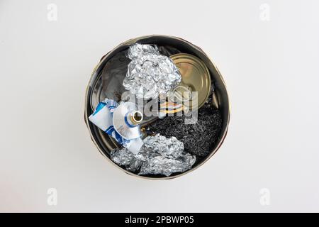 Déchets métalliques triés prêts à être recyclés. Vieux boîtes de conserve, tube de pâte, brosse métallique et feuille d'aluminium. Gros plan en studio, isolé sur fond blanc Banque D'Images