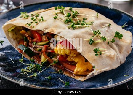 pita turc avec de la viande, des légumes et de la sauce sur une assiette Banque D'Images