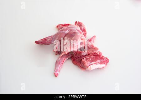 Pattes de lapin ou de lièvre crus non cuits. Gros plan en studio, pas de personne. Banque D'Images