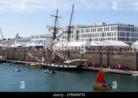 Brest, France - 14 juillet 2022 : la Recouvrance est une réplique de la goélette à bâbord, nommée en l'honneur de Recouvrance, l'un des quartiers de Brest. Banque D'Images