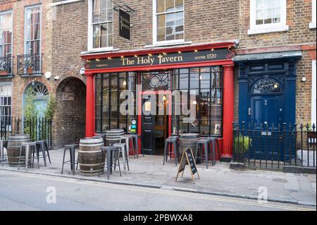 Vue extérieure de la Holy Tavern, anciennement la Jerusalem Tavern à Britton Street, Clerkenwell, Londres, Angleterre, Royaume-Uni. Banque D'Images