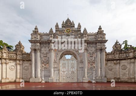 Istanbul, Turquie - 11 mai 2019: La porte du Trésor (turc: Hazine-i Hassa Kapısı) est une des portes du palais de Dolmabahçe. Banque D'Images