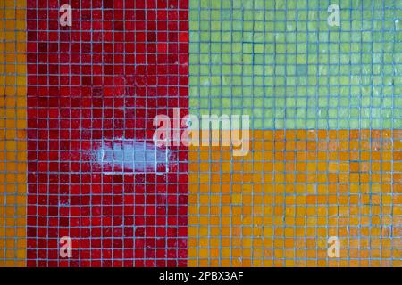 Carrelage en céramique coloré mur en mosaïque. Gros plan de carreaux de vieux motifs carrés texturés, vue de face, pas de personnes. Banque D'Images