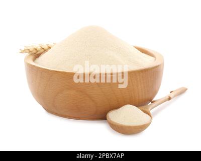 Semoule dans un bol en bois et cuillère sur fond blanc Banque D'Images