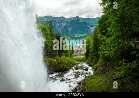 Vue spectaculaire sur la chute d'eau de Giessback et le Grand Hotel Giessbach au loin. Lac Brienz en arrière-plan. Jour d'été ensoleillé, nature verte, CLO Banque D'Images