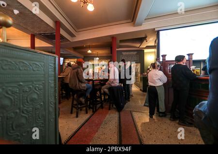 Regarder le rugby au Deer's Head pub, Belfast, Irlande du Nord, Royaume-Uni. Banque D'Images