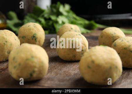 Balles de falafel crues sur panneau en bois, gros plan Banque D'Images