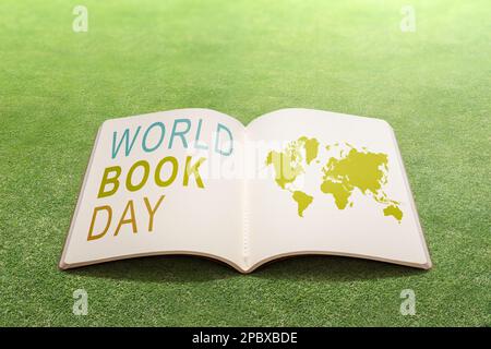 Livre ouvert sur le terrain. Concept de la Journée mondiale du livre Banque D'Images