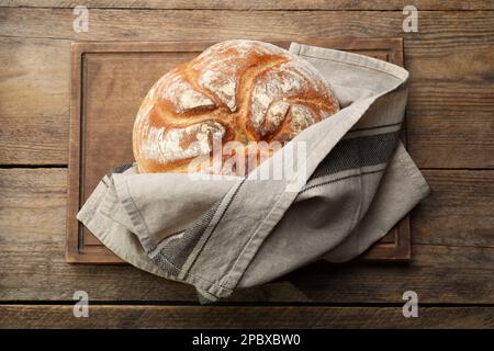 Pain de délicieux pain de sodawater de blé sur une table en bois, vue sur le dessus Banque D'Images