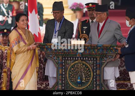 Katmandou, Népal. 13th mars 2023. L'ancienne Présidente Bidya Devi Bhandari lui a remis un cadeau présenté lundi par le Premier Ministre du Népal, Pushpa Kamal Dahal, lors de sa cérémonie d'adieu et de serment du nouveau Président dans le bureau du Président à Katmandou, au Népal, à 13 mars 2023. (Credit image: © Skanda Gautam/ZUMA Press Wire) USAGE ÉDITORIAL SEULEMENT! Non destiné À un usage commercial ! Crédit : ZUMA Press, Inc./Alay Live News Banque D'Images