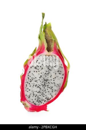 Moitié de délicieux fruit dragon (pitahaya) isolé sur blanc Banque D'Images