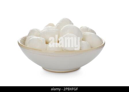 Bol avec boules de fromage mozzarella sur fond blanc Banque D'Images