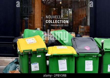 2023 collecte des ordures en grève à Paris, France Banque D'Images