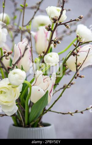 Magnifique bouquet de printemps avec fleurs de saison à l'intérieur Banque D'Images