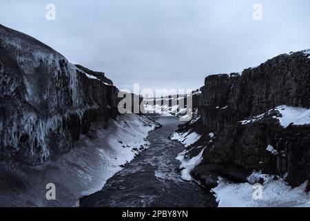 Falaises glaciales inégales de glacier couvertes de neige par temps froid d'hiver en Islande Banque D'Images