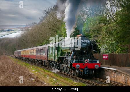 La locomotive à vapeur Flying Scotsman dans son année centenaire vole sur le chemin de fer East lancashire. Banque D'Images