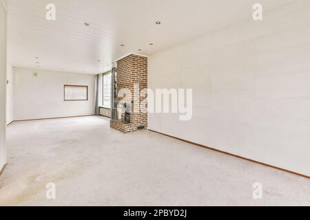 Intérieur d'une chambre vide spacieuse avec grande fenêtre avec rideaux et cheminée en brique placée près des étagères dans l'appartement décloisonné Banque D'Images