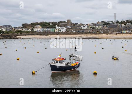 Un petit bateau de pêche à marée basse dans le port de Hugh Town sur St Mary's, Isles of Scilly, Cornwall, Royaume-Uni Banque D'Images