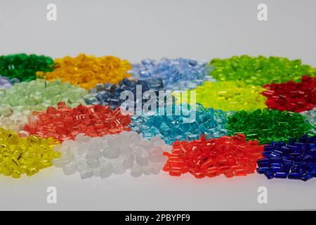 plusieurs différentes résines polymères plastiques de couleur transparente Banque D'Images