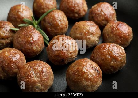 Boulettes de viande cuites et au romarin dans une poêle, en gros plan Banque D'Images