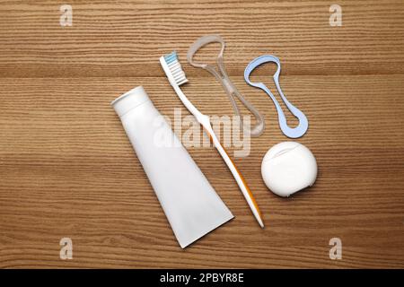 Composition de la couche plate avec nettoyants pour languettes et produits d'entretien des dents sur table en bois Banque D'Images