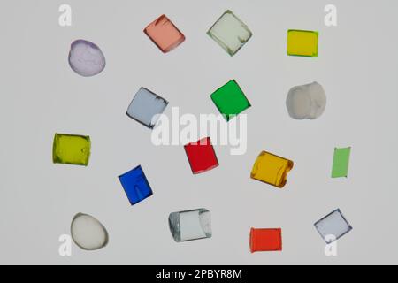 tas de plusieurs différentes résines polymères plastiques transparentes colorées Banque D'Images