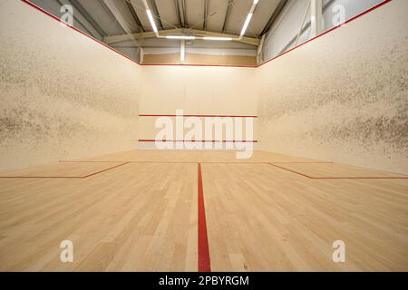 Terrain de squash vide, vue très grand angle, pas de personne. Banque D'Images