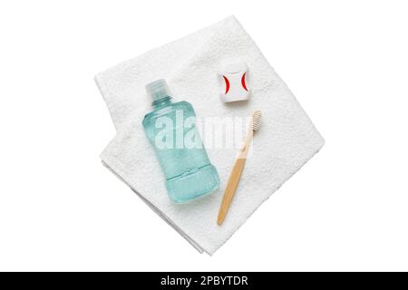 Bain de bouche et autres produits d'hygiène bucco-dentaire isolés sur fond blanc vue avec espace de copie. Pose à plat. Hygiène dentaire. Produits d'hygiène bucco-dentaire et espace Banque D'Images